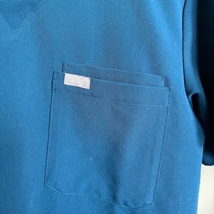 Figs Scrub top Men’s Leon Three-Pocket Scrub Top XS Deep Reef